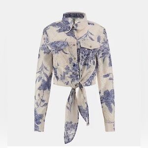 Guess slim-fit cropped shirt in a blue jacquard motif.